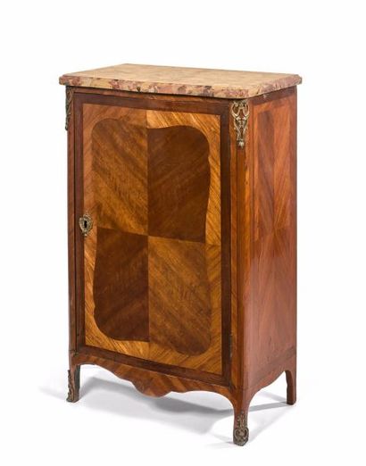Bas d'armoire légèrement cintrée, frisé en...