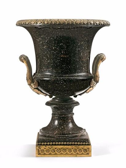 Vase de forme Médicis en porphyre de Suède.
La...