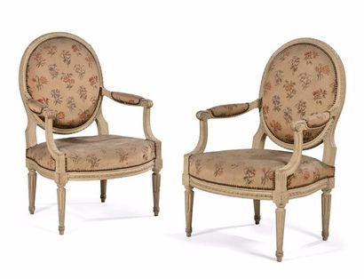 Paire de fauteuils meublant à dossier en...