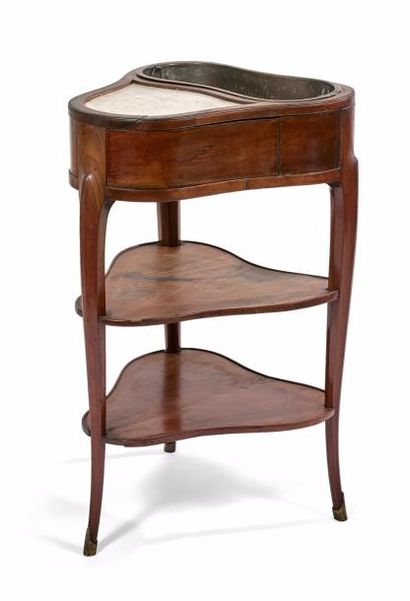 Petite table rafraîchissoir en forme de coeur
En...