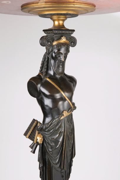 Guéridon à l'Antique.
Le fût en bronze à...