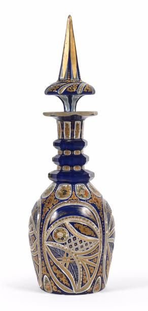 Grande carafe à col orné de trois bagues...