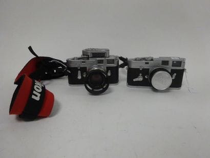 LEICA M2 

Appareil photo. 

Numéroté 1098452....