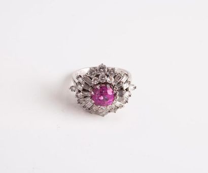 Bague fleur en or gris (750) ornée d'un rubis...