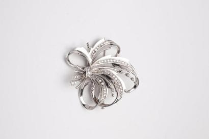 Broche fleur en or blanc (750) et platine...