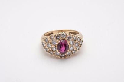 Bague en or jaune (750) ornée d'une pierre...