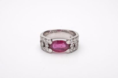 Bague en or gris (750) ornée d'un rubis de...