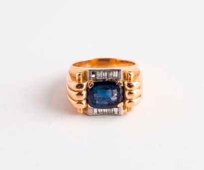 Bague chevalière en ors jaune (750) et platine...