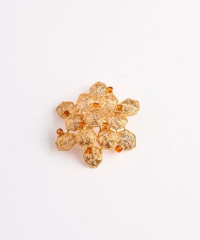 Broche formée de treize polygones en résille...