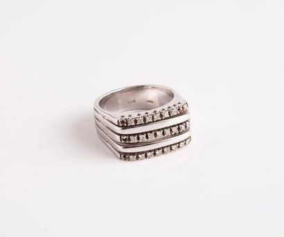 Bague en or gris (750) ornée de trois lignes...