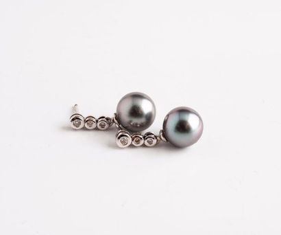 Paire de pendants d'oreilles en or gris (750)...