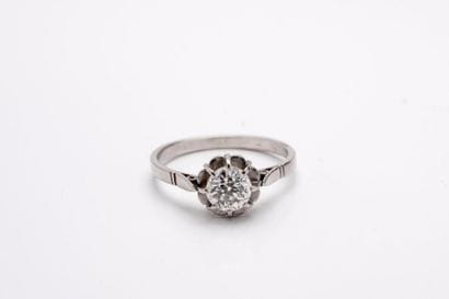 Bague solitaire en platine (950) centrée...