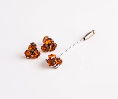 Lot comprenant :

- Une paire de boucles...