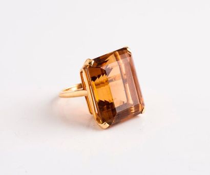 Bague en or jaune (750) ornée d'une importante...