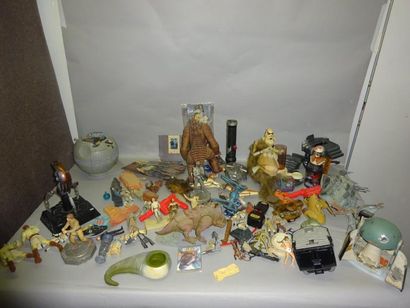 STAR WARS

Lot de figurines, poupées; vehicules...