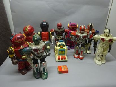ROBOTS

Lot de 10 Robots.

Etat d'usage sans...