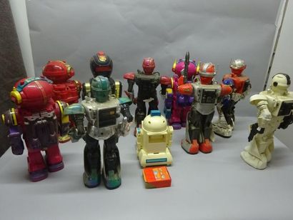 ROBOTS

Lot de 10 Robots.

Etat d'usage sans...