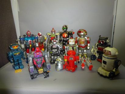 ROBOTS

Lot de 15 Robots.

Etat d'usage sans...