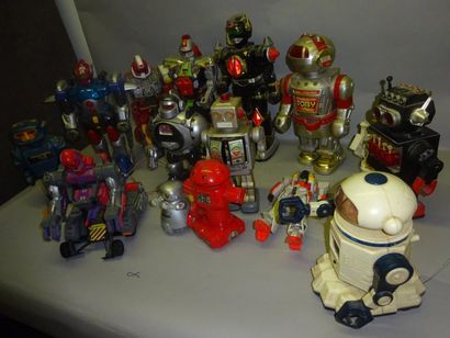 ROBOTS

Lot de 15 Robots.

Etat d'usage sans...