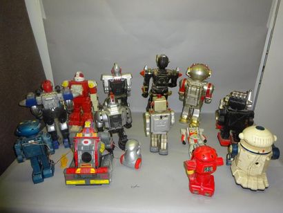 ROBOTS

Lot de 15 Robots.

Etat d'usage sans...