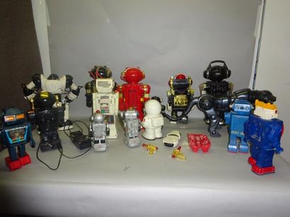 ROBOTS

Lot de 15 Robots.

Etat d'usage sans...