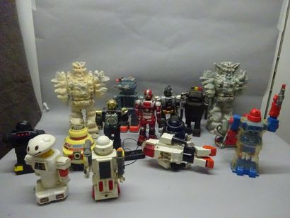 ROBOTS

Lot de 15 Robots.

Etat d'usage sans...