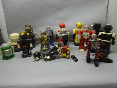 ROBOTS

Lot de 15 Robots.

Etat d'usage sans...