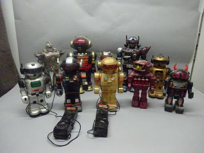 ROBOTS

Lot de 10 Robots.

Etat d'usage sans...