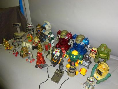 ROBOTS

Lot de 30 Robots.

Etat d'usage sans...
