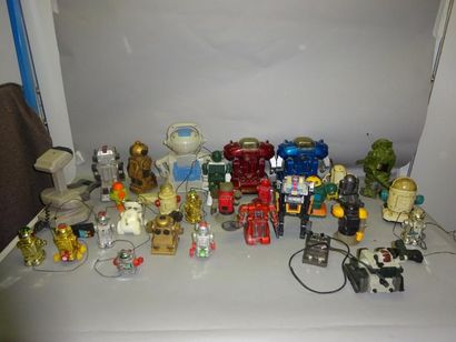 ROBOTS

Lot de 30 Robots.

Etat d'usage sans...
