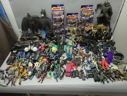 BATMAN (1/2 + 2/2)

Lot de +/- 100 Figurines...