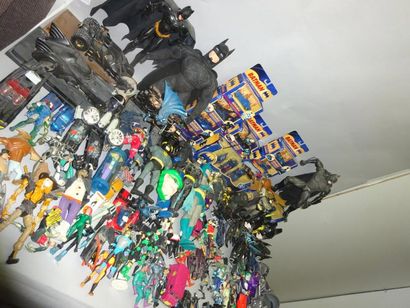 BATMAN (1/2 + 2/2)

Lot de +/- 100 Figurines...