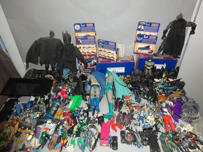 BATMAN (1/2 + 2/2)

Lot de +/- 100 Figurines...