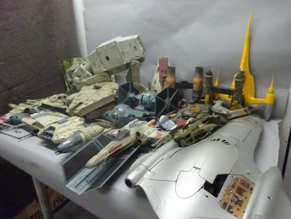 STAR WARS (1/2 + 2/2)

Lot de +/- 20 Vehicules...