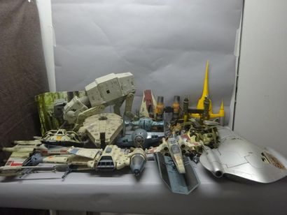 STAR WARS (1/2 + 2/2)

Lot de +/- 20 Vehicules...