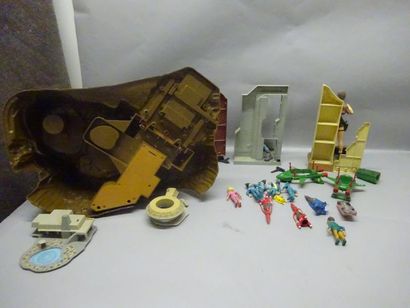 THUNDERBIRDS / TOMB RAIDER

Lot de 12 pieces...