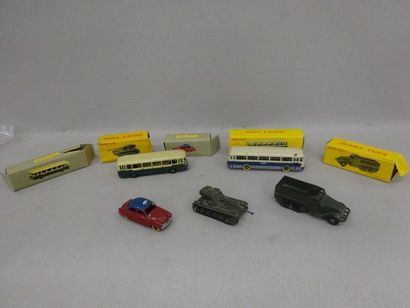 Cinq Dinky Toys dans leur boîte (abimées)...