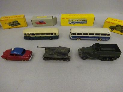 Cinq Dinky Toys dans leur boîte (abimées)...