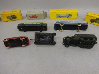 Cinq Dinky Toys dans leur boîte (abimées)...
