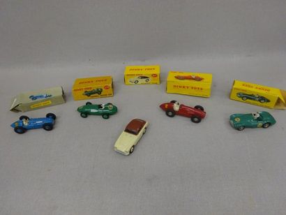 Cinq Dinky Toys : 

- 506: Aston Martin DB...