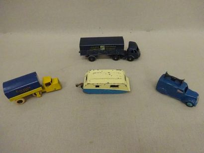 Quatre Dinky Toys : 

- 32 AB : Panhart SNCF...