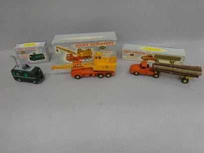 Trois Dinky Supertoys dans leur boîte d'origine...