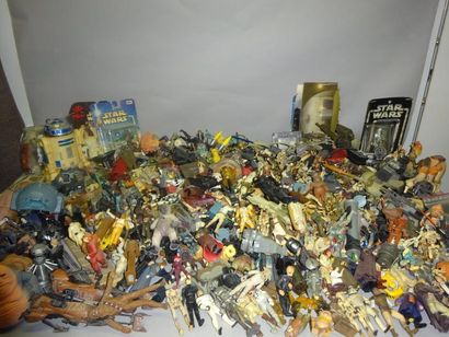 STAR WARS

Fort lot de figurines et accessoires.

1995...