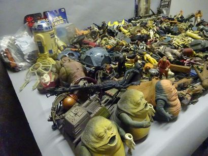 STAR WARS

Fort lot de figurines et accessoires.

1995...