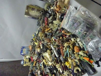 STAR WARS

Fort lot de figurines et accessoires.

1995...