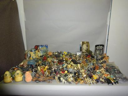 STAR WARS

Fort lot de figurines et accessoires.

1995...
