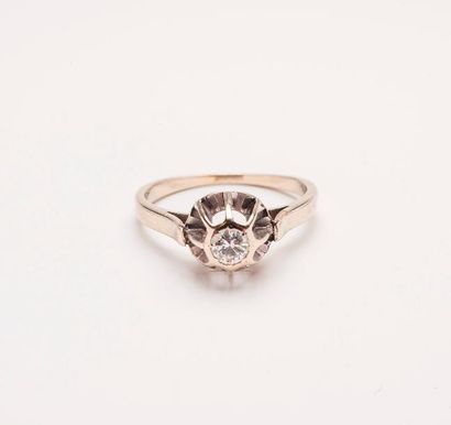 Bague solitaire en or gris (750) ornée d'un...