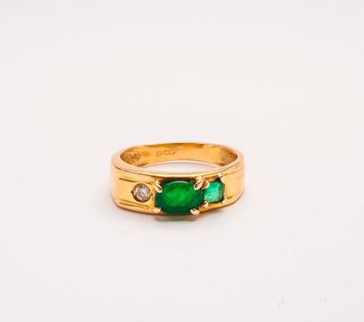Bague en or jaune (750) centrée d'une émeraude...