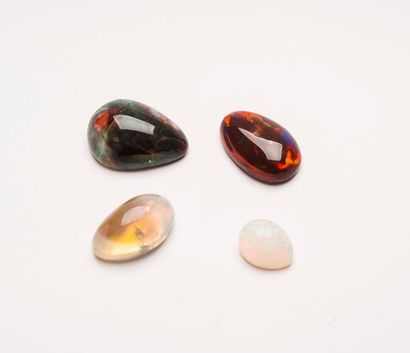 Lot de trois opales en cabochon et une pierre...