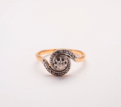 Bague tourbillon en ors jaune et gris (750)...